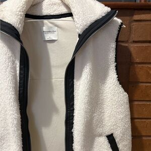 abercrombie & fitch • sherpa vest size S